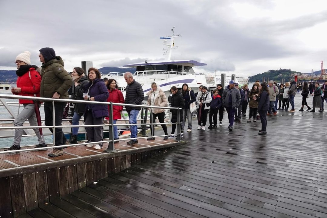 Turistas a Cíes embarcando en Vigo para aprovechar la ligera mejoría del tiempo que permitió las visitas.
