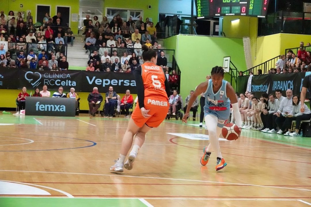 Robin Benton avanza con el balón en el anterior partido del Celta en Navia, ante el Valencia Basket.