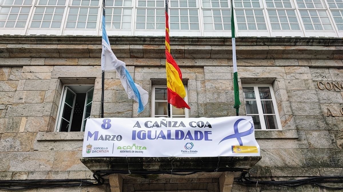 El balcón central del Concello de A Cañiza,  en la conmeoracion  del 8M,  Día mundial de la Mujer.