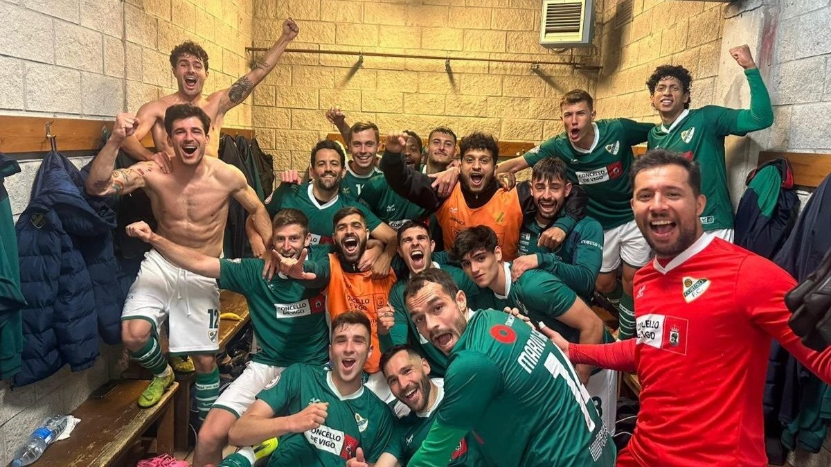 Los futbolistas de verde celebraron por todo la alto la victoria y el gol del 10 en el vestuario del Álvarez Rabanal, donde ganó ayer.