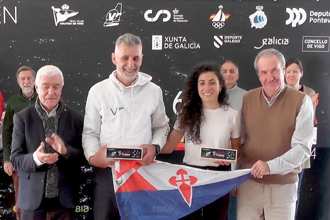 Los ganadores del Nacional, con el concejal de Deportes y el presidente del Náutico de Vigo.
