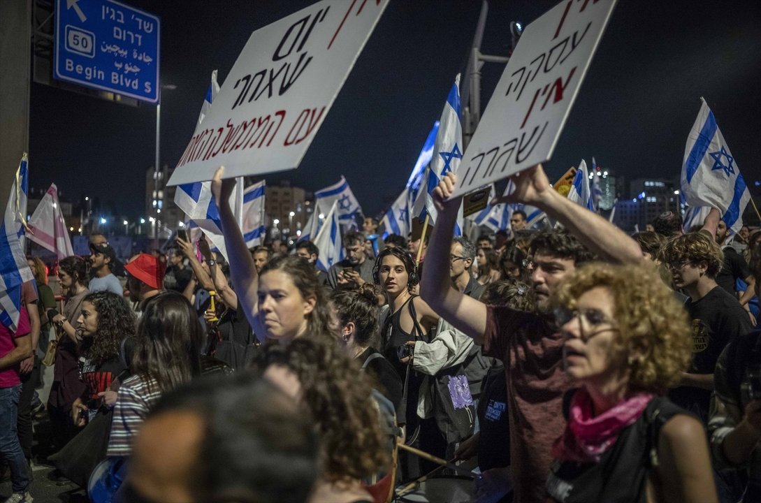 Miles de israelíes bloquearon el fin de semana las calles en protesta contra el primer ministro Netanayhu.