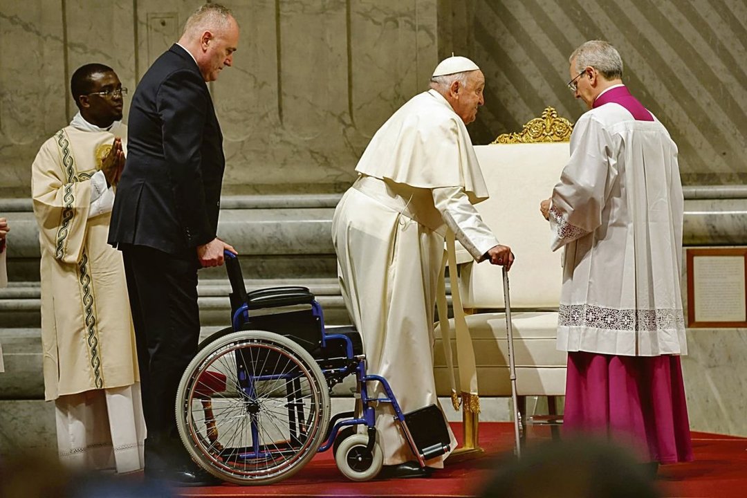 El papa llega en silla de ruedas a la Vigilia Pascual del Sábado Santo en la basílica de San Pedro.