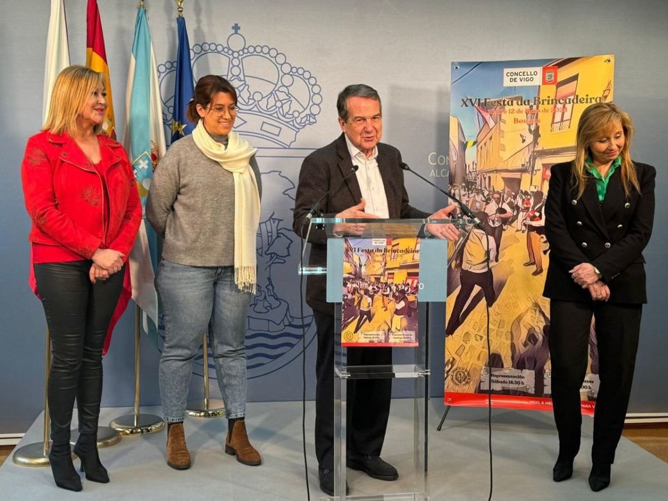 Abel Caballero y las concejalas Yolanda Aguiar y María Lago, con representantes de Bouzas.