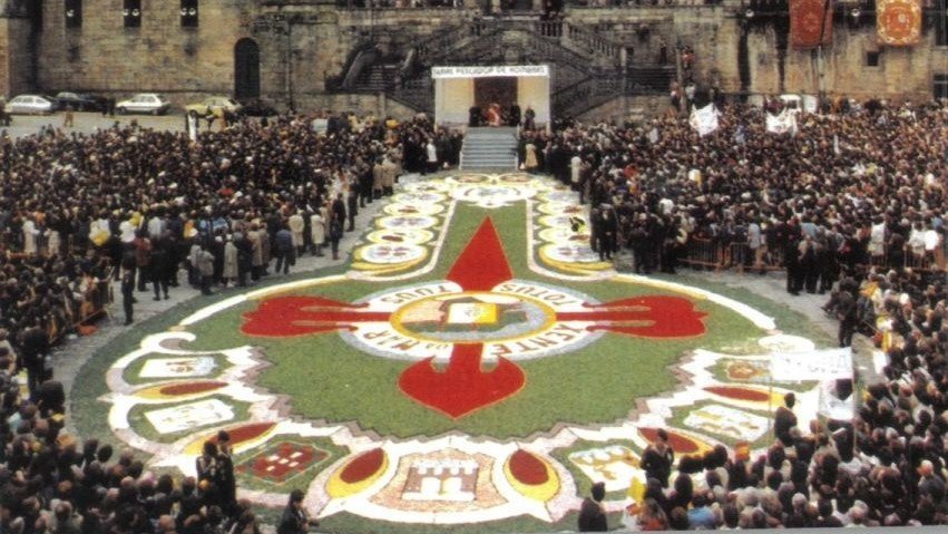 Tapiz floral que los alfombristas de Ponteareas dedicaron al Papa Juan Pablo II, en su visita a Santiago en 1982.