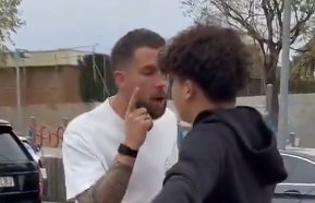 Momento del vídeo en el Íñigo Martínez se enfrenta a un aficionado. // X