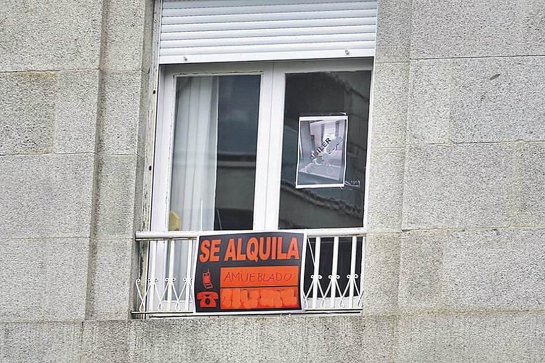 Un cartel de se alquila en un piso en Vigo, algo cada vez menos habitual con la proliferación de viviendas vacacionales.
