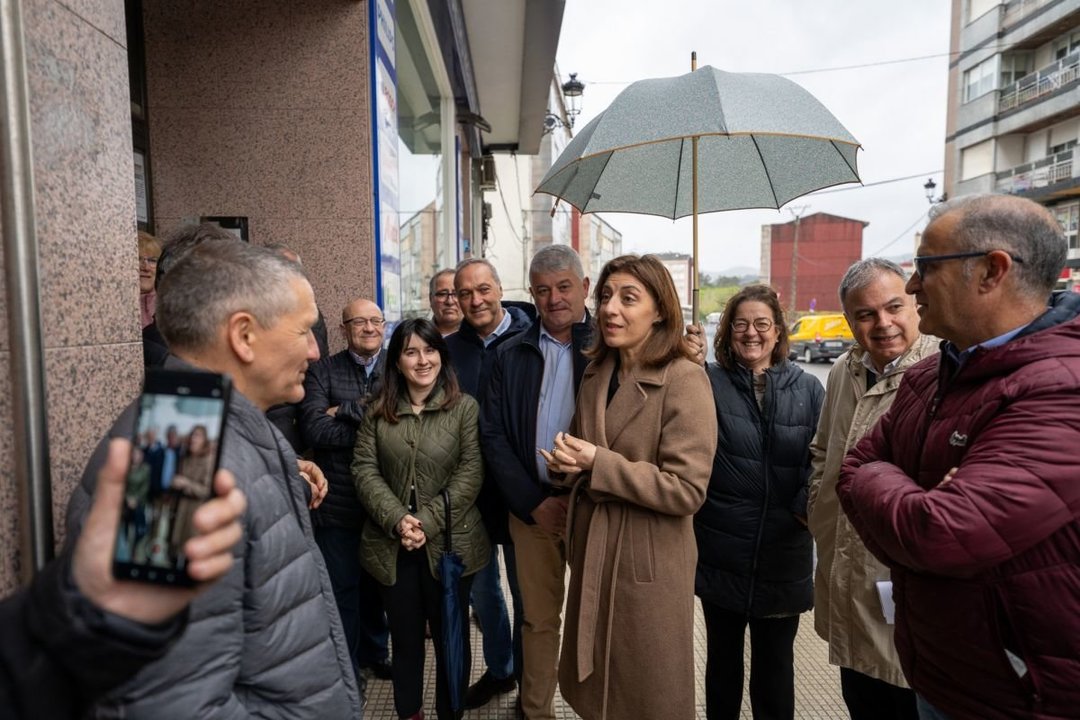 Ángeles Vázquez ayer con los propietarios de ambos edificios mejorados con la subvenión de la Xunta.