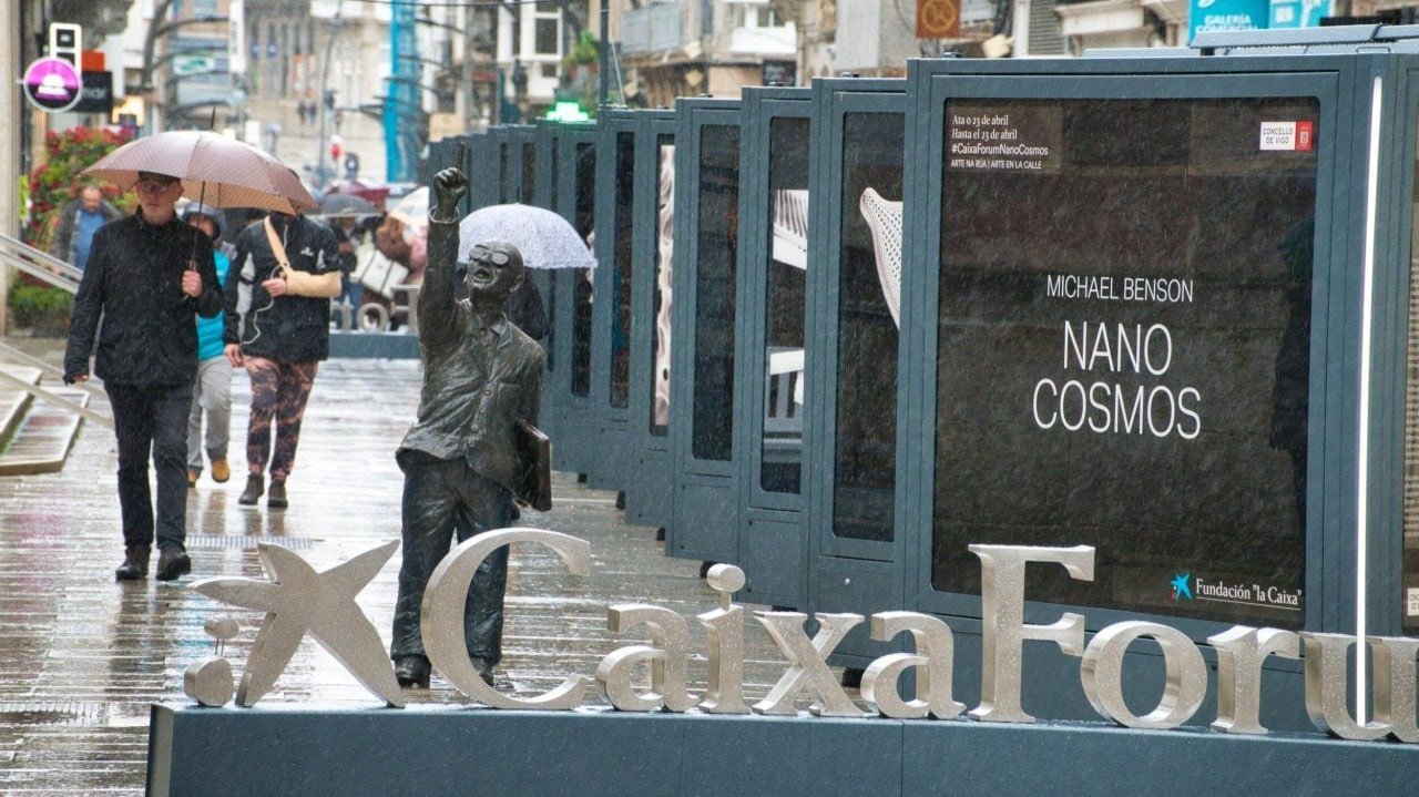 Los viandantes se protegen de la lluvia en la calle Príncipe.