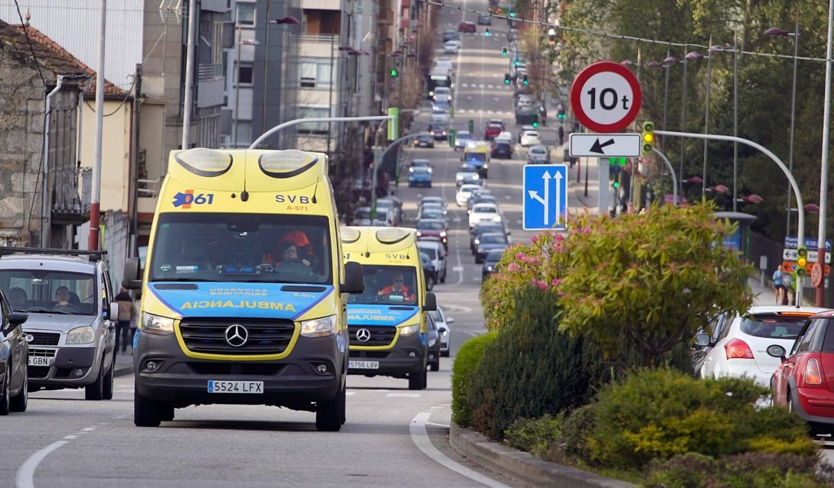 Dos ambulancias circulando por la avenida de Castrelos, donde los semáforos se abrirán a su paso.