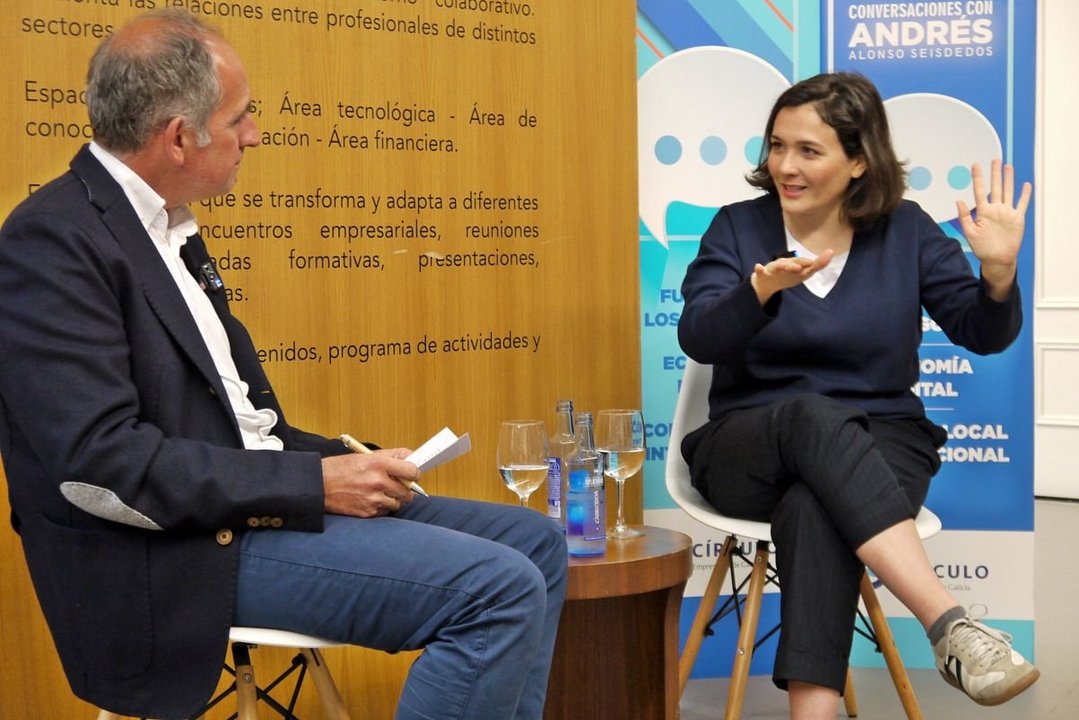 Adriana Domínguez con Andrés Alonso en su charla en el Círculo de Empresarios.