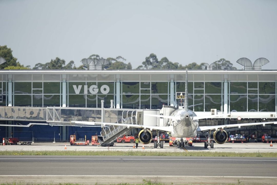 El aeropuerto de Vigo, con un avión estacionado en su pista.