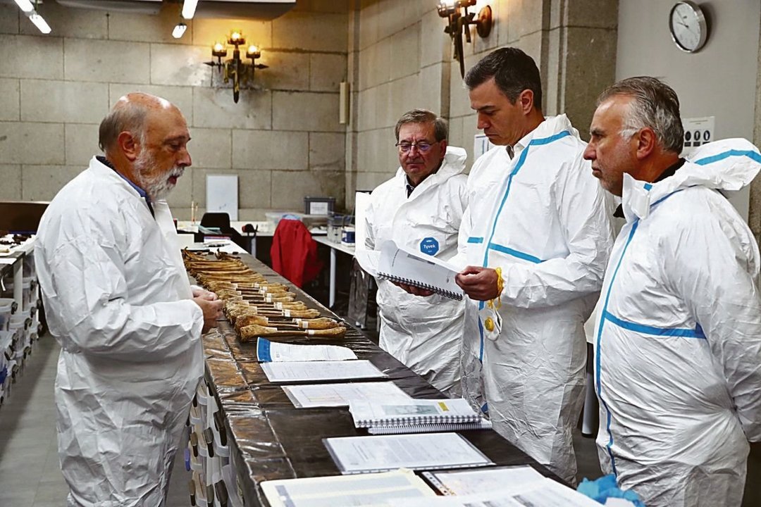 El presidentedel Gobierno, Pedro Sánchez visitó el laboratorio forense instalado en Cuelgamuros.