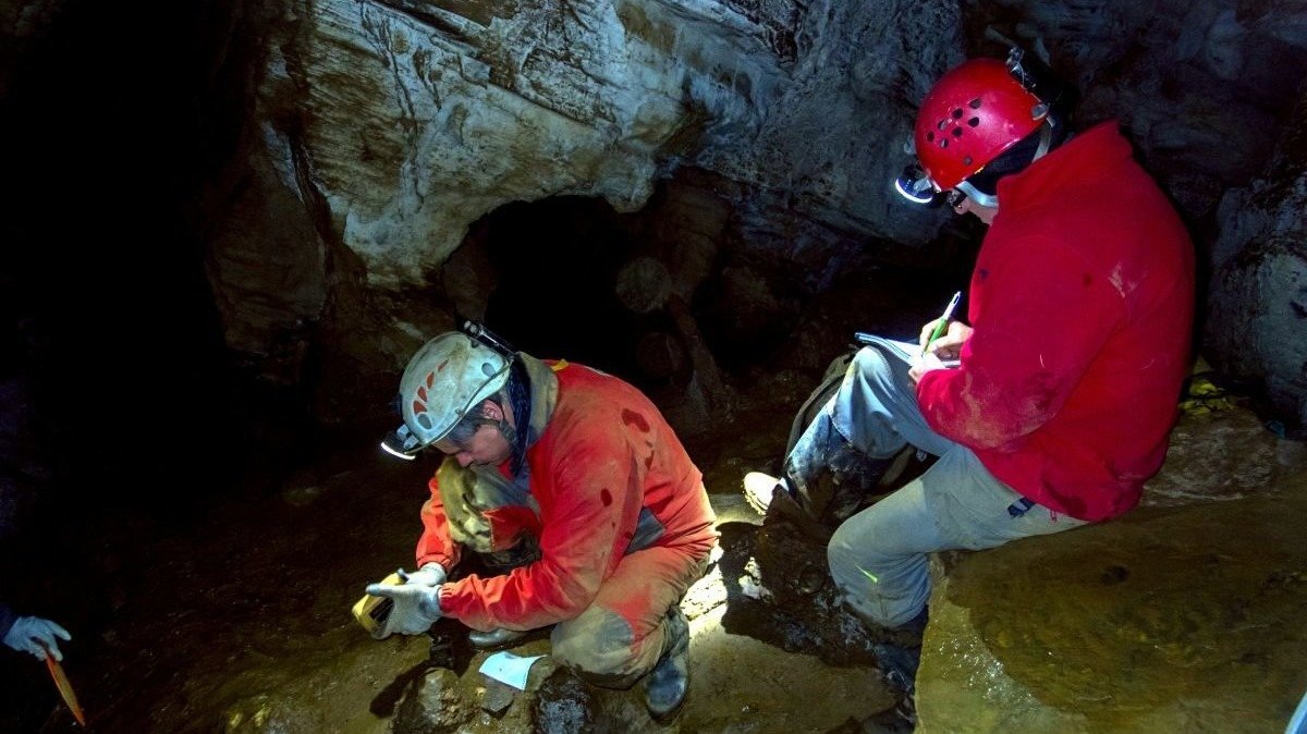 Marcos Vaqueiro en una de las exploraciones a la gruta del Rei Cintolo.