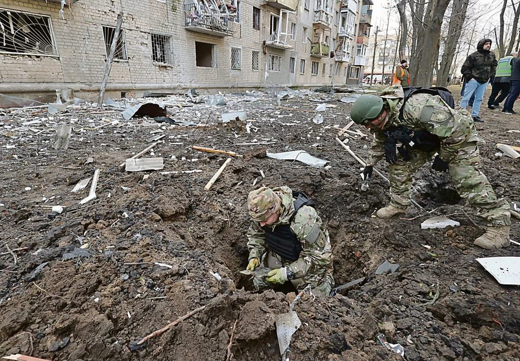 Los expertos recogen restos de una bomba guiada utilizada por tropas rusas para atacar Kharkiv.