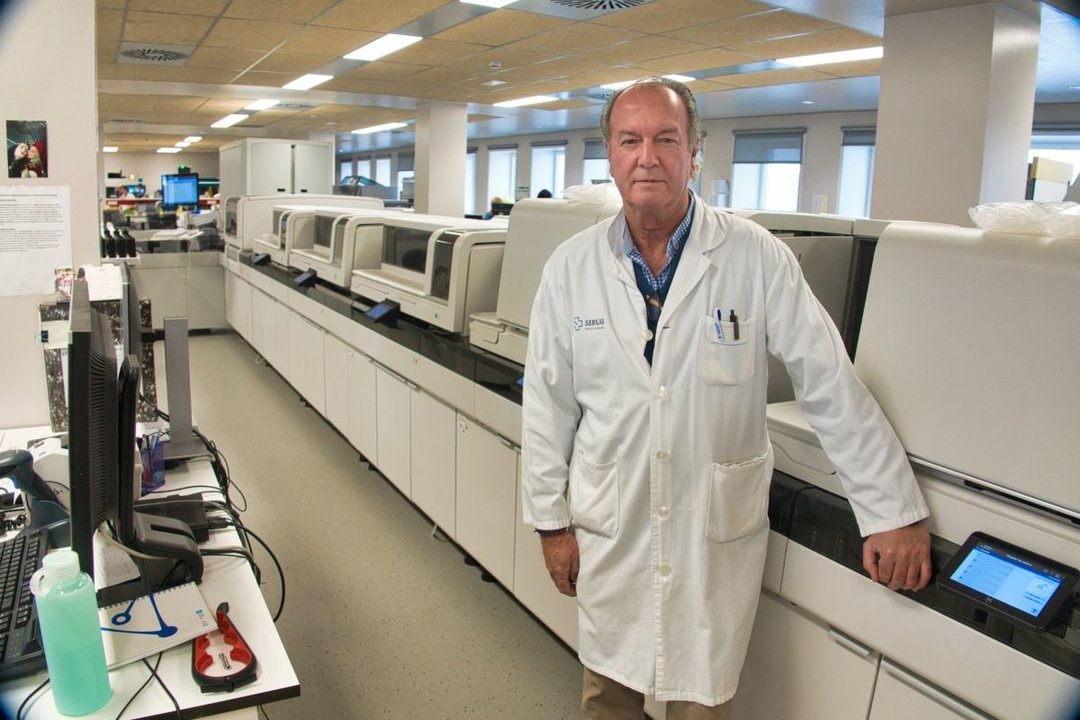 El jefe del servicio de Análisis Clínicos, Arturo Fernández Nogueira, en el laboratorio central automatizado.