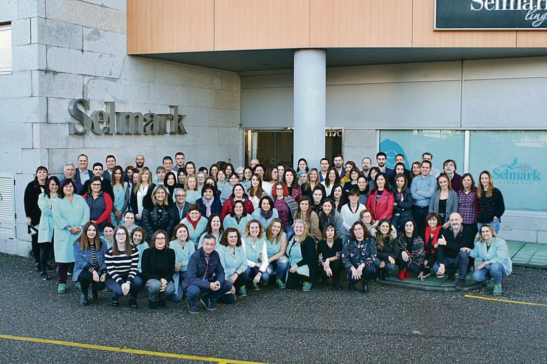 Parte del equipo de Selmark en la sede central que la compañía tiene en Vigo, en el PTL.