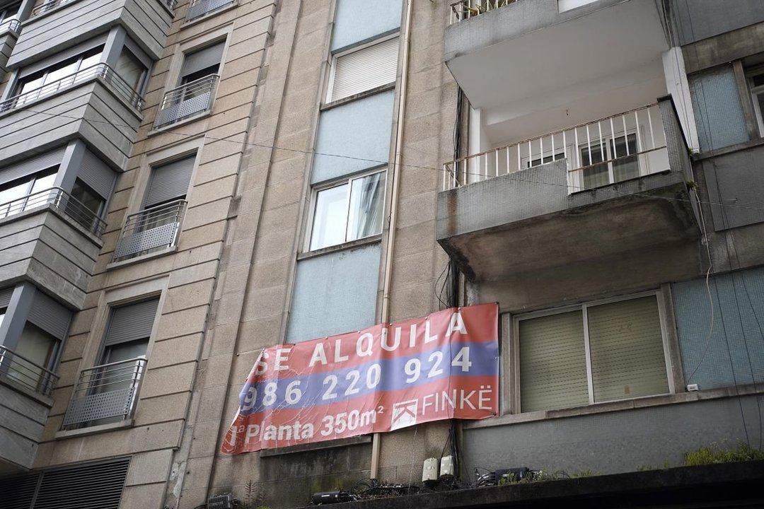 Un cartel de se alquila en un edificio del centro de Vigo, que encabeza el precio del alquiler.