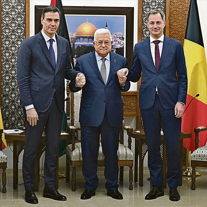 Sánchez y el primer ministro belga, De Croo, con el presidente de la ANP, Mahmud Abás.