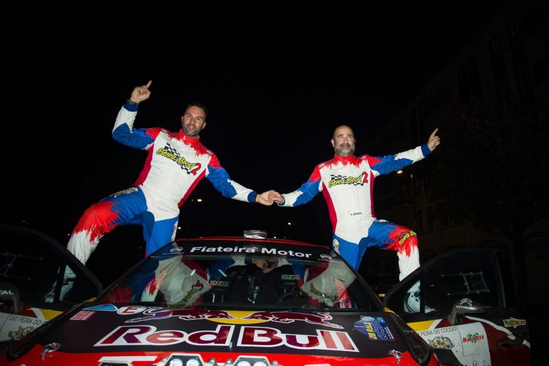 Víctor Senra (d) y José Murado celebran su victoria en el Rally do Cocido, disputado en Lalín.