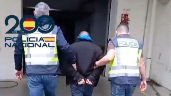La Policía Nacional se lleva detenido al hombre arrestado en Moaña. // Policía Nacional