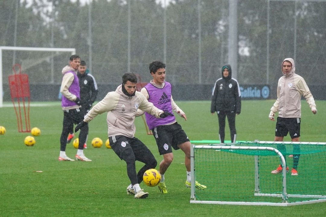 Douvikas y Hugo Álvarez, en un entrenamiento del Celta en la ciudad deportiva de Mos.