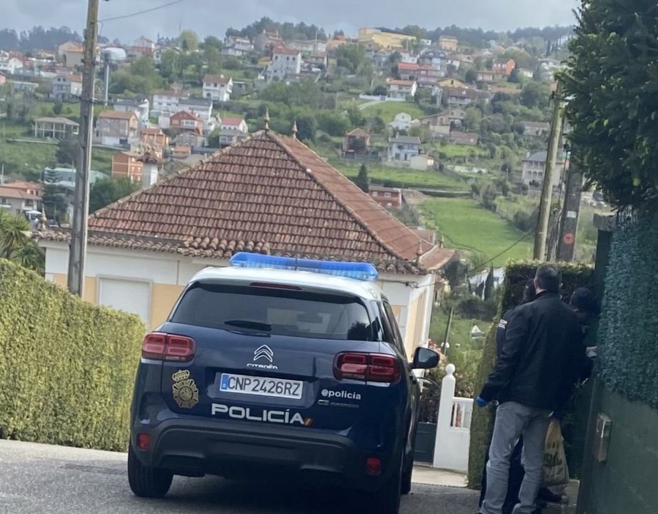 La Policía, en el momento de salir de la vivienda del crimen de Lavadores la semana pasada.