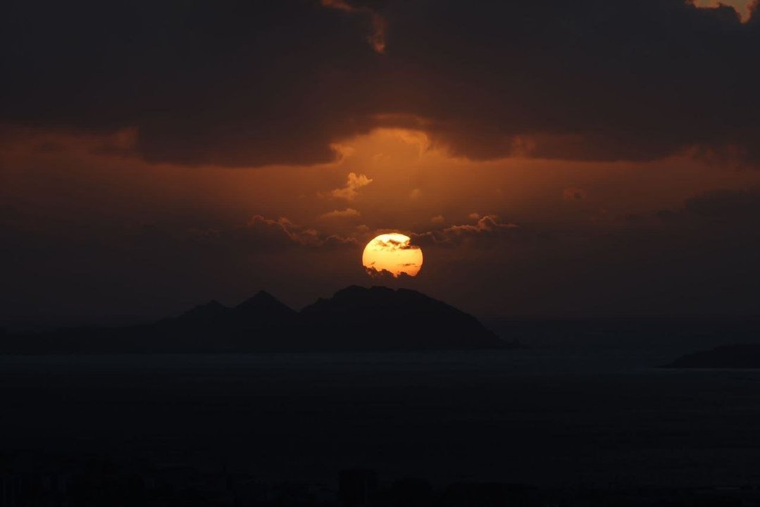El sol metiéndose por las islas Cíes durante el eclipse. // Alberte
