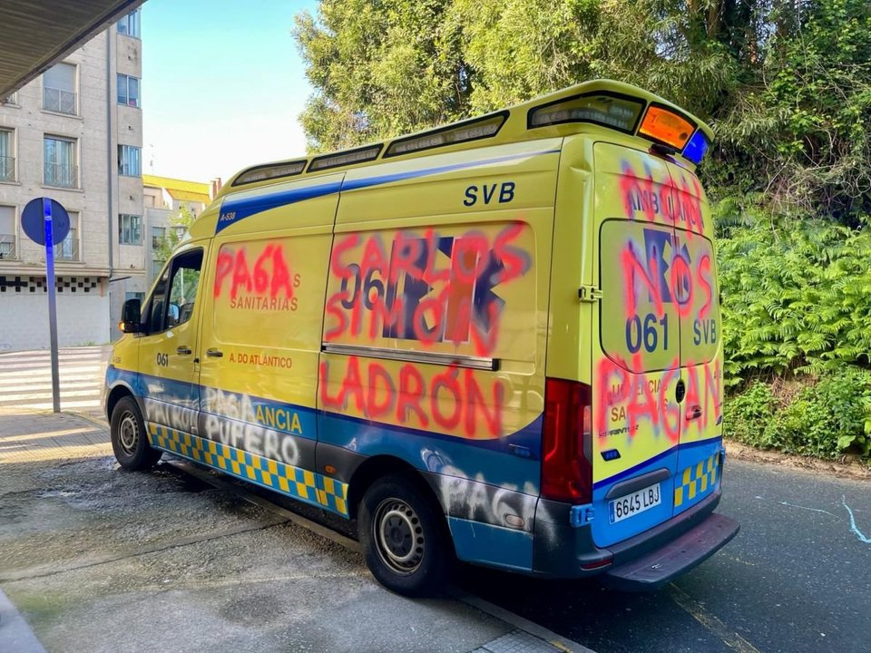 Una de las ambulancias del servicio en el área de Vigo apareció ayer con pintadas de protesta.