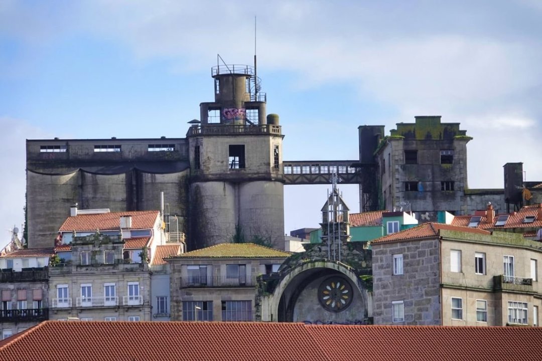 La antigua Panificadora, sobresaliendo en el perfil de Vigo, con los silos como “escultura urbana” a conservar.