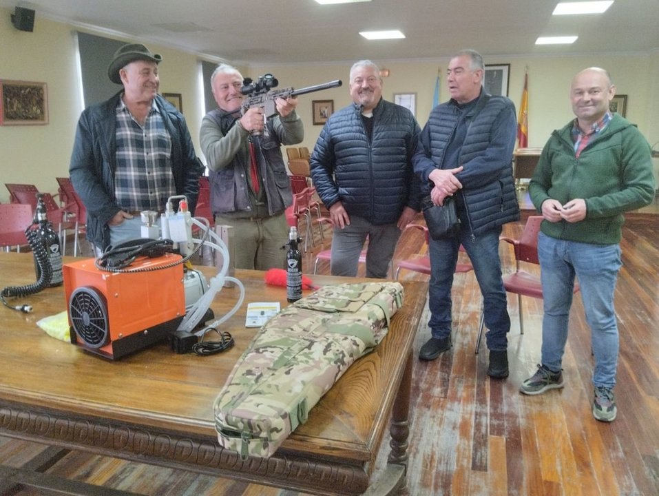 El alcalde, Pablo Castillo con los cuatro voluntarios que han apredido el uso de la escopeta “caza velutinas”.