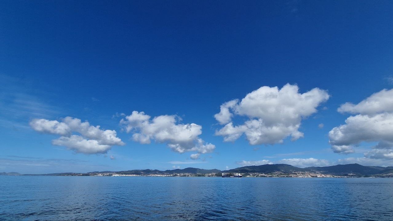 Sol y nubes en la ría de Vigo. // J.V. Landín