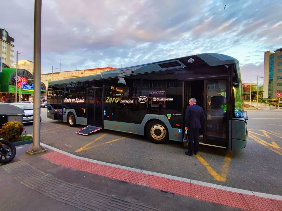 El nuevo autobús eléctrico, estacionado ayer en la Plaza de América.