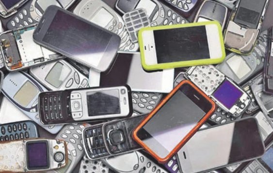 Los teléfonos obsoletos y sin uso suelen ser habituales en muchos hogares españoles.