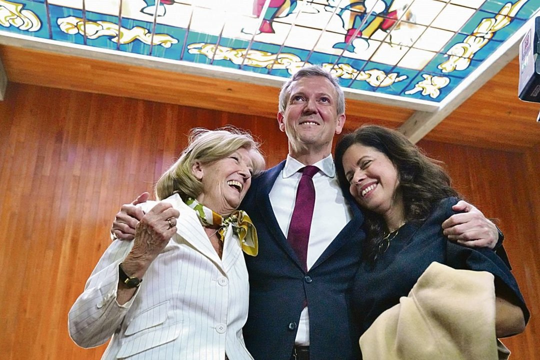 Alfonso Rueda recibe el cariño de su madre y su mujer tras ser investido presidente.