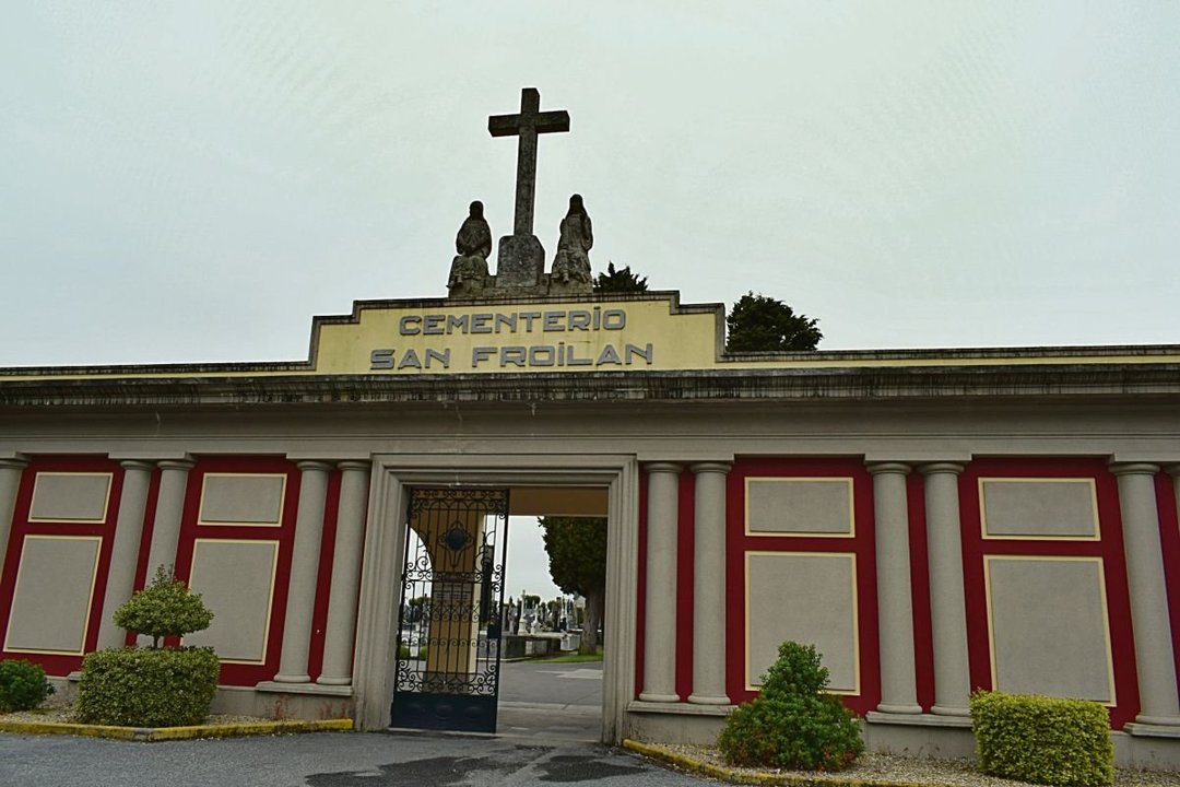 Entrada del ceminterio de San Froilán, en Lugo.