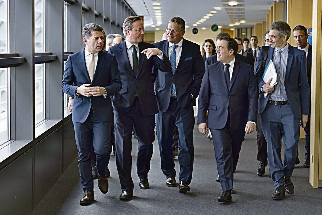 Fabian Picardo, David Cameron, Maros Sefcovic y José Manuel Albares tras la reunión.