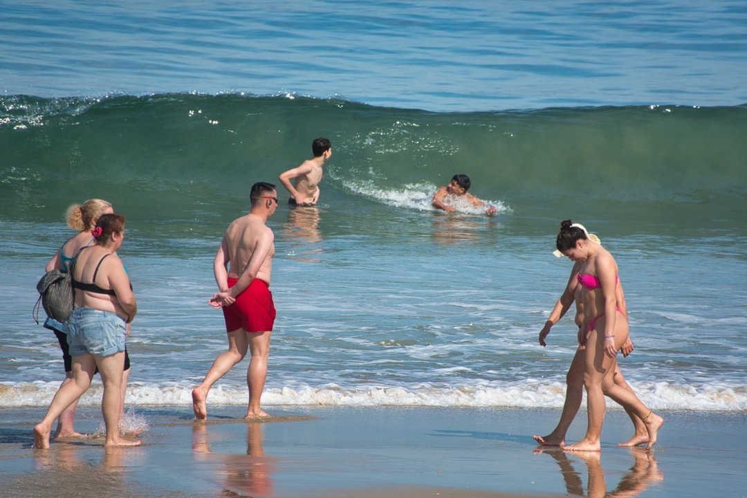 Bañistas en Samil disfrutando del calor de abril. // Vicente Alonso