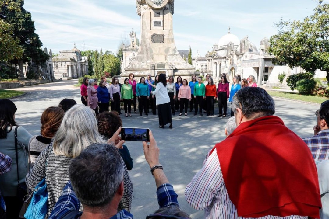 Lucila Pestana dirigió a las integrantes del coro Concepción Arenal en su primera actuación en público, en un preestreno ante el mausoleo de su homanejada en Pereiró.