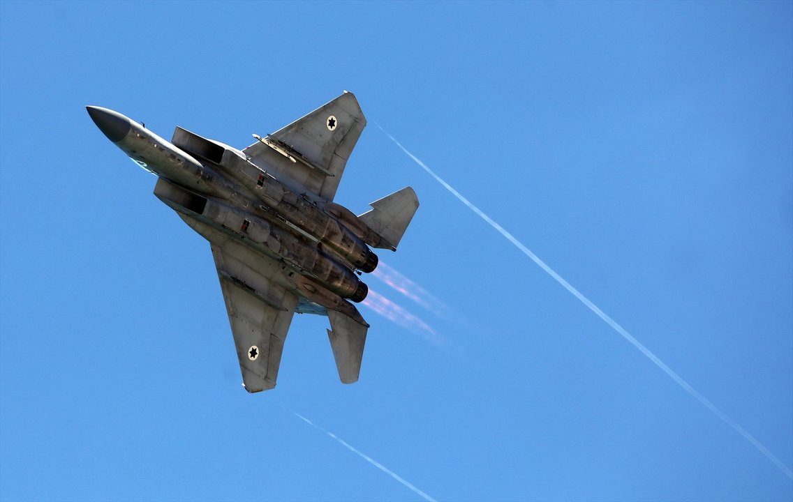 Un avión de combate sobrevuela el cielo de Israel. // Europa Press