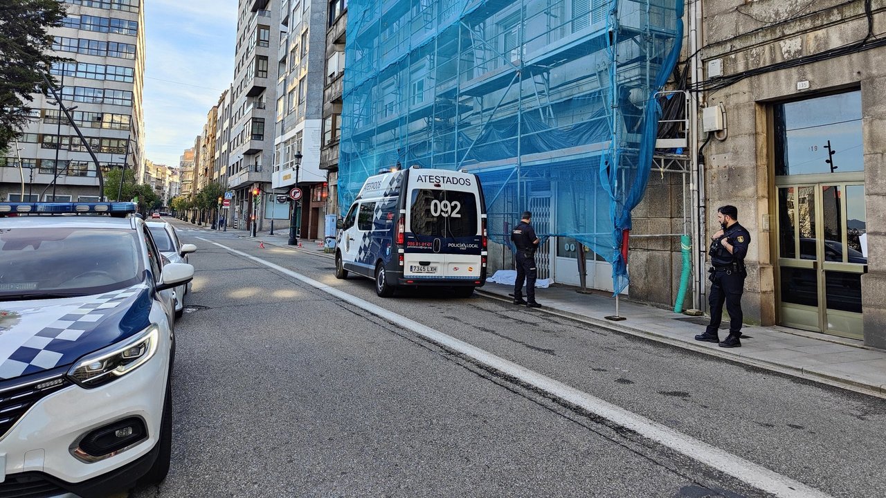 Agentes de la Policía Local de Vigo en el punto en el que se localizó a una persona muerta. // Jorge Santomé
