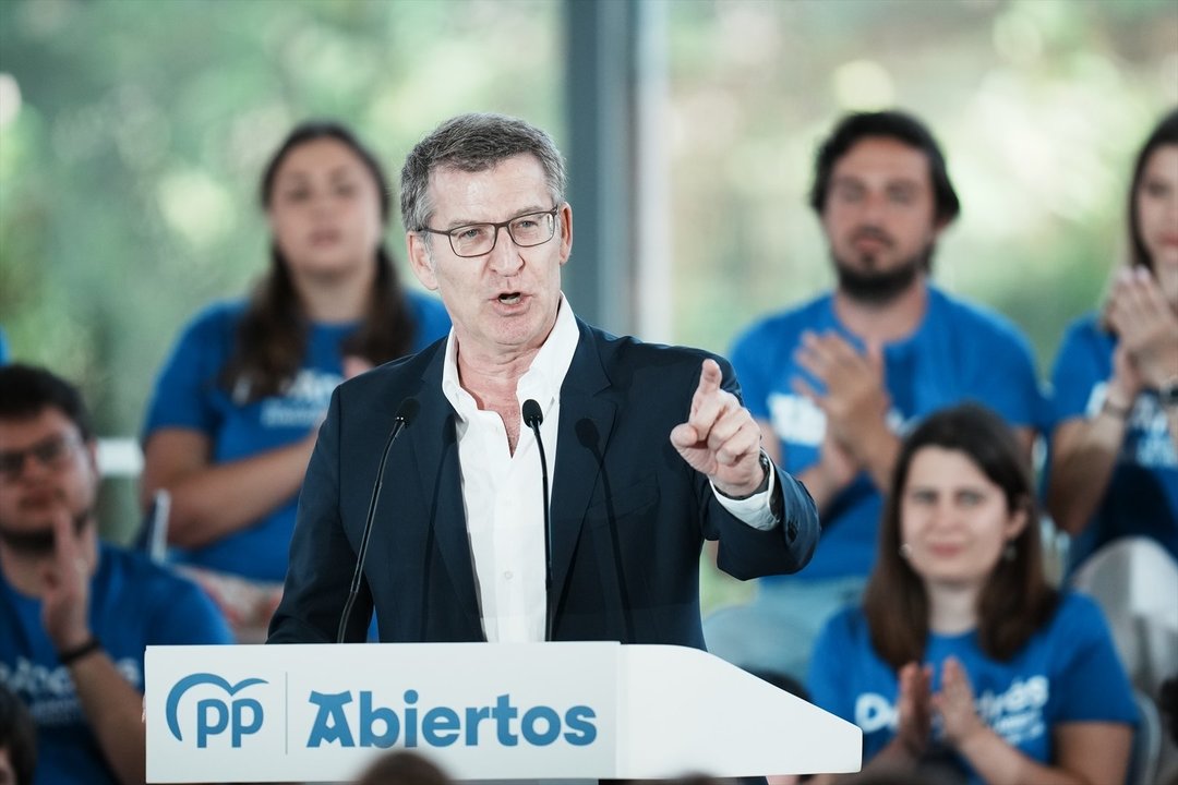 El presidente del Partido Popular, Alberto Núñez Feijóo, interviene durante un acto de campaña del PP vasco. // Europa Press