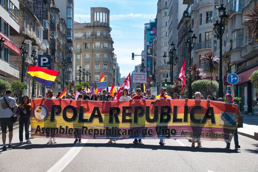 A marcha pola República percorreu o centro de Vigo, reunindo a uns mil manifestantes.
