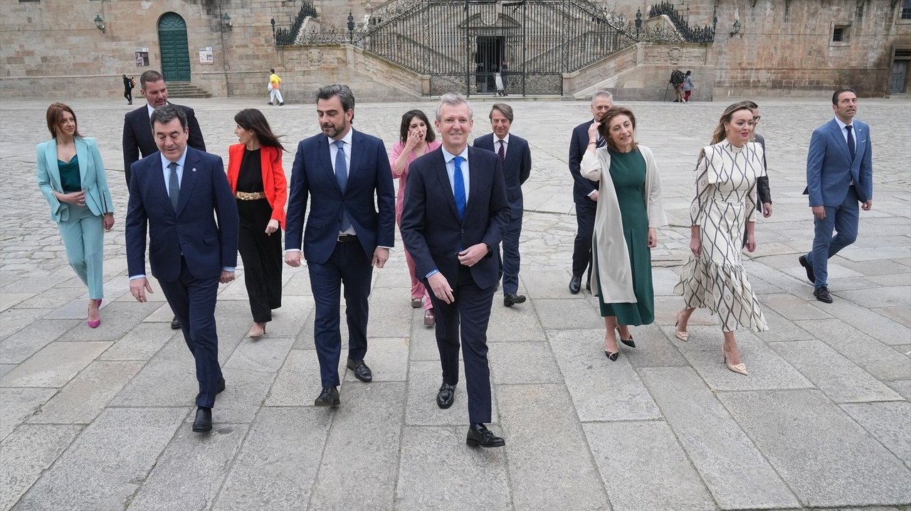 Rueda, acompañado por las nuevos conselleiros de la Xunta, en la Praza do Obradoiro.