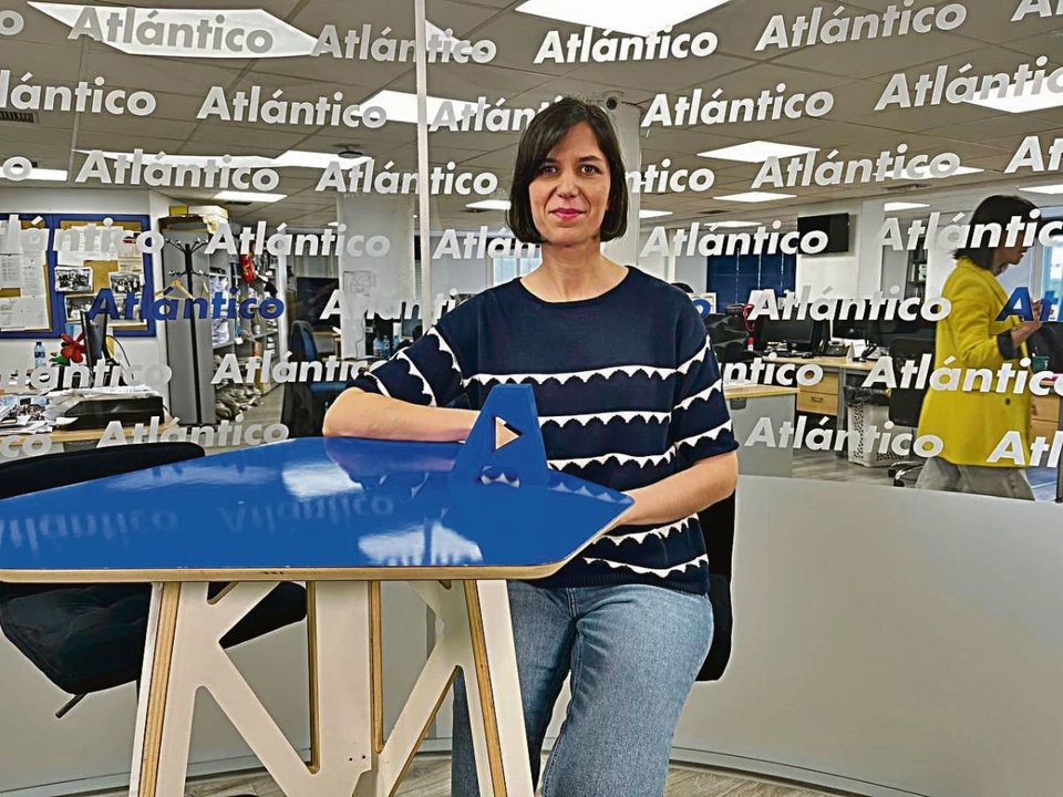 María Roade en el set de Atlántico TV con un jersey de su colección.