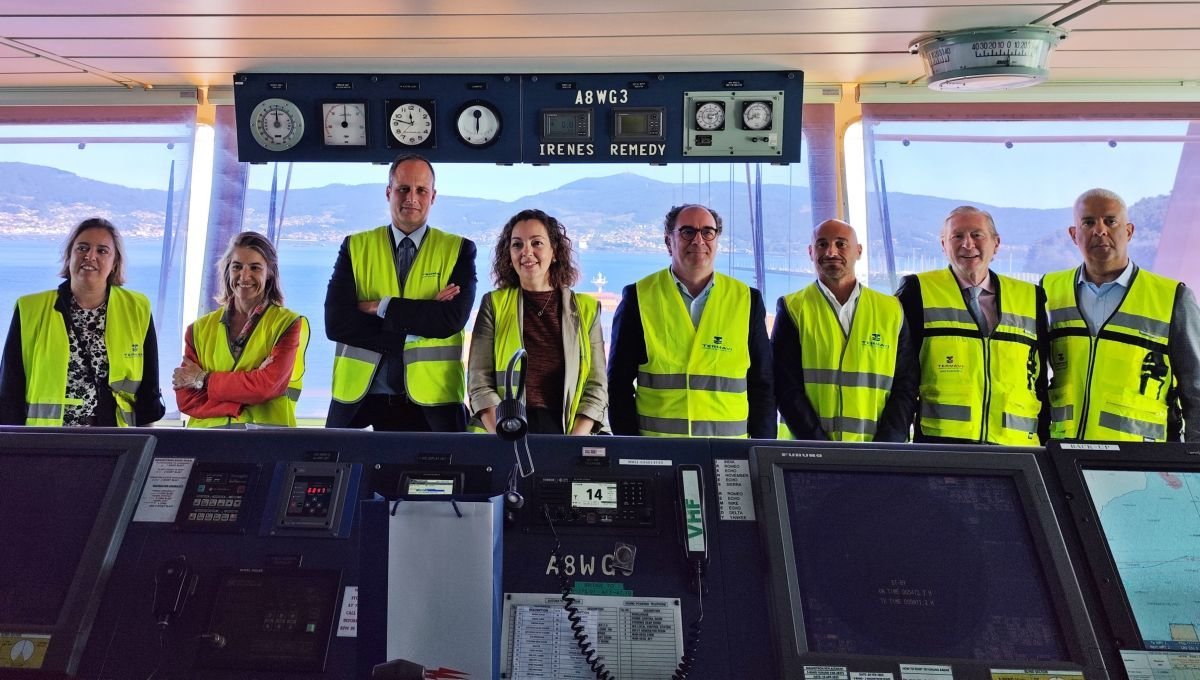 Responsables de la Autoridad Portuaria y Termavi, con Botana y Davila, en la visita al barco que estrenó la línea con Sudamérica.
