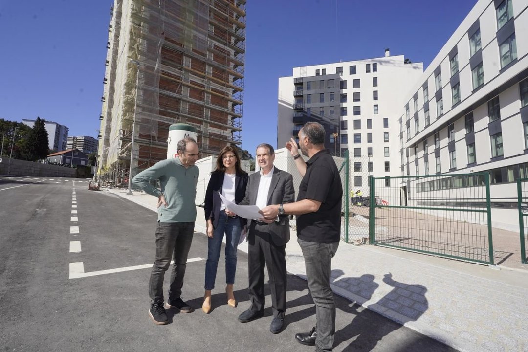 María José Caride y Abel Caballero, en el solar con los arquitectos que redactan el proyecto básico.