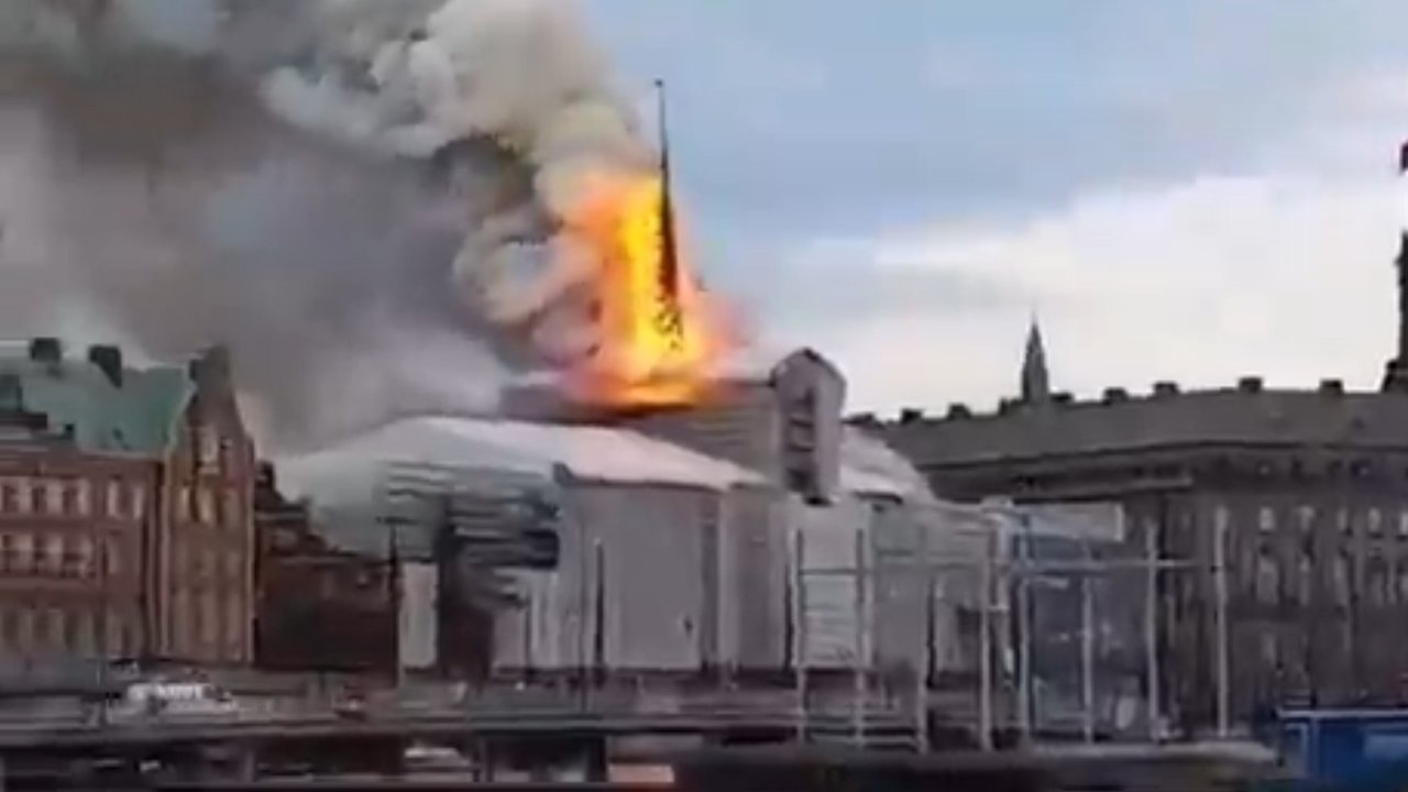 La aguja del edificio de la Bolsa de Copenhague, en llamas. // X