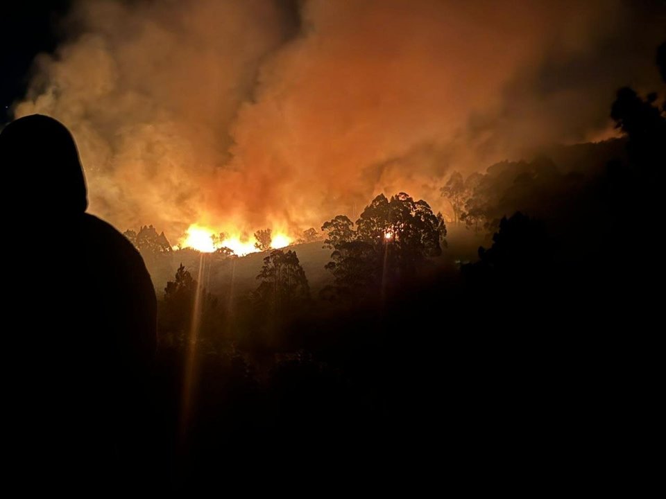 Una imagen del incendio forestal durante la noche del lunes al martes, muy virulento y con cuatro focos independientes.