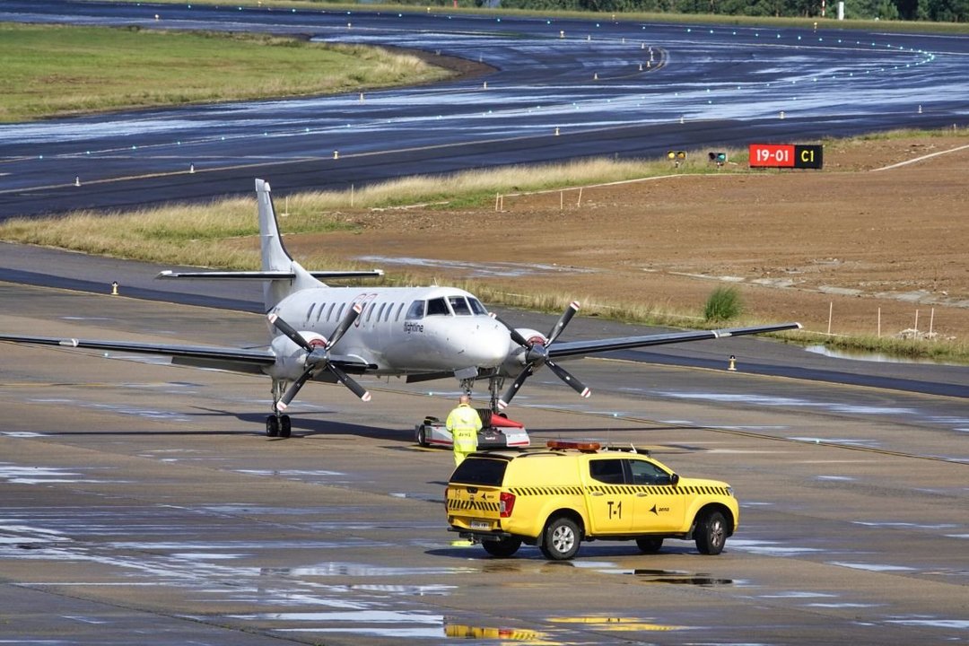 Un avión privado se encuentra estacionado en la pista de aterrizaje del aeropuerto de Peinador.
